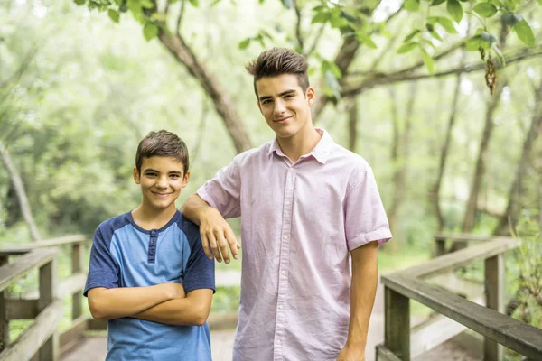 Brat dwóch chłopców w lesie na lato — Zdjęcie stockowe