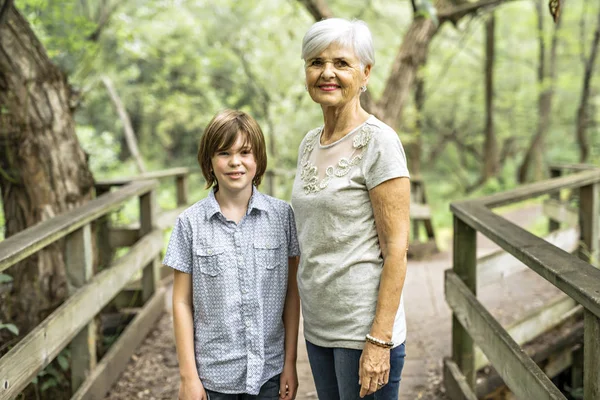 Großmutter und Enkel verbringen das Wochenende im Park — Stockfoto