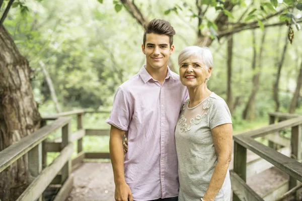 Großmutter und Enkel verbringen das Wochenende im Park — Stockfoto