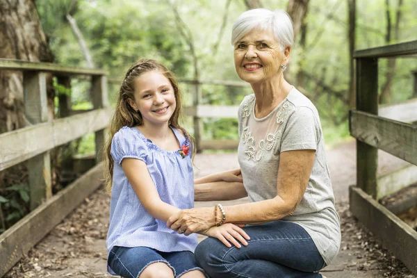 Grand-mère et petite-fille passent le week-end dans le parc — Photo