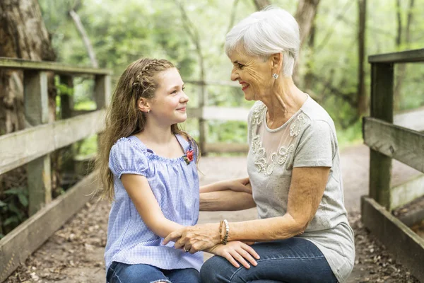 Grandmother and granddaughter spend the weekend in the park — Stock Photo, Image