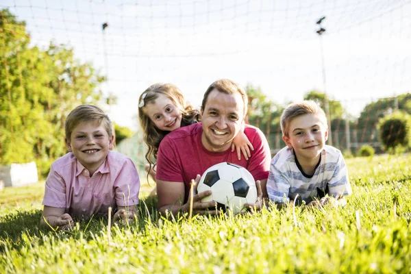 Lycklig familj livsstil spelar fotboll utanför — Stockfoto