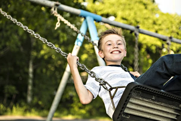 Pojke på kedjan swing utanför — Stockfoto