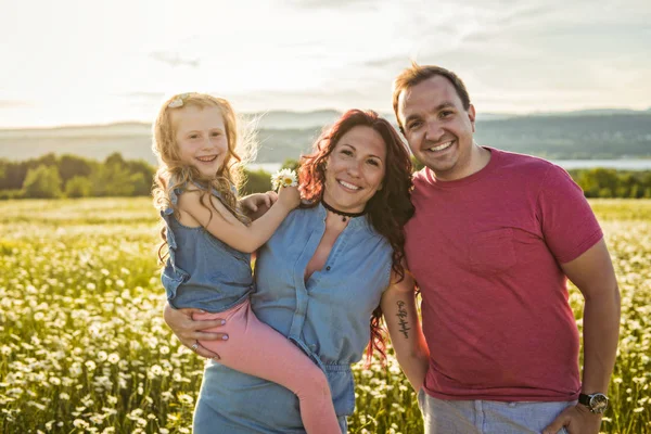 Rodinné, venku trávit čas společně otec, matka a dcera se baví při západu slunce. — Stock fotografie