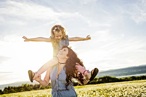 Mother spending time with daughter during the sunset. — Stock Photo, Image
