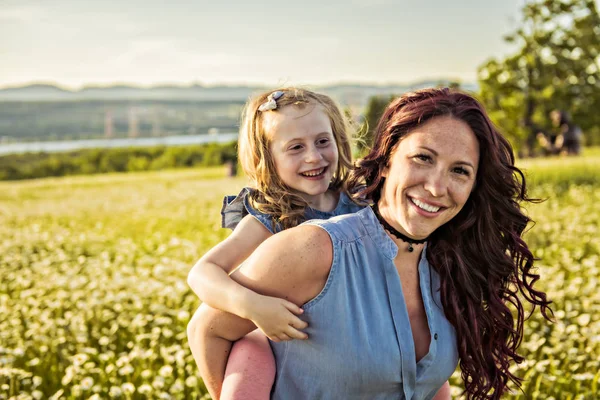 Mãe passar tempo com a filha durante o pôr do sol . — Fotografia de Stock