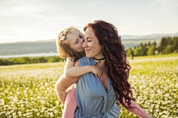 Mãe Passar Tempo Com Filha Durante Pôr Sol — Fotografia de Stock