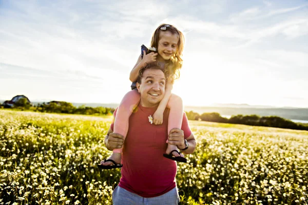 Vater verbringt Zeit mit Tochter während des Sonnenuntergangs. — Stockfoto