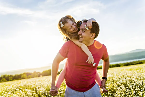 Vater verbringt Zeit mit Tochter während des Sonnenuntergangs. — Stockfoto