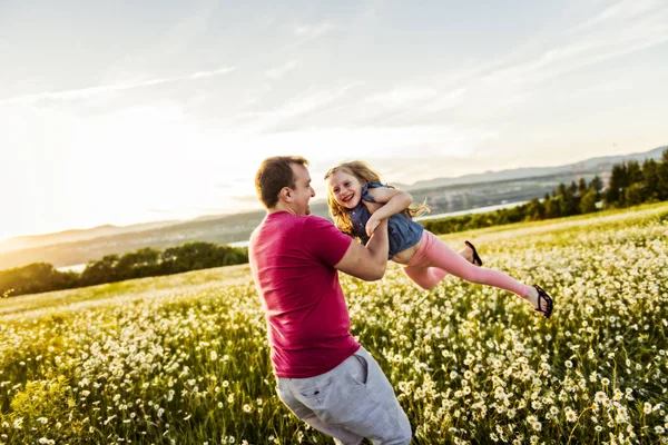 Far spendera tid med dotter under solnedgången. — Stockfoto