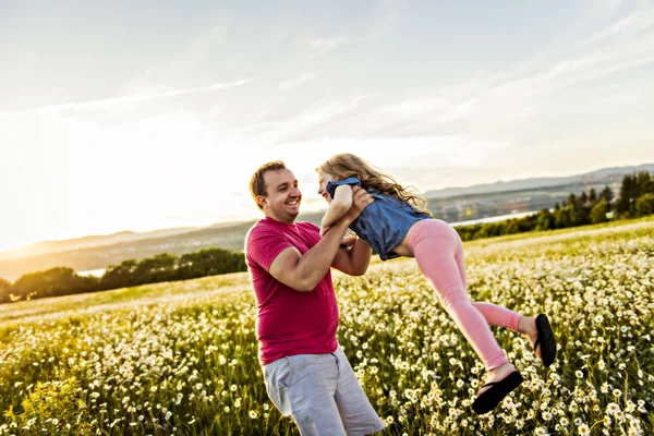 Far spendera tid med dotter under solnedgången. — Stockfoto