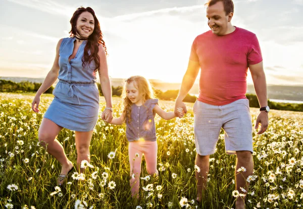 屋外の時間を過ごす家族の父、母と娘が一緒に楽しんでいる、日没時に. — ストック写真