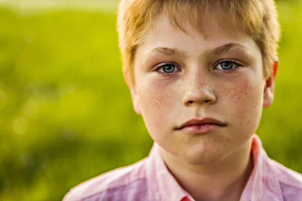 Close boy ritratto al tramonto — Foto Stock