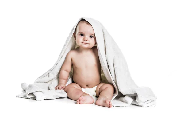 Baby jongen portret op witte achtergrond met badhanddoek boven zijn hoofd — Stockfoto