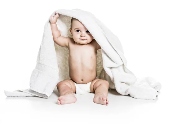 Πορτρέτο αγόρι μωρό σε λευκό φόντο με πετσέτα μπάνιου πάνω από το κεφάλι — Φωτογραφία Αρχείου