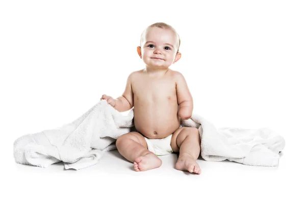 Portrait de bébé garçon sur fond blanc avec serviette de bain au-dessus de sa tête — Photo