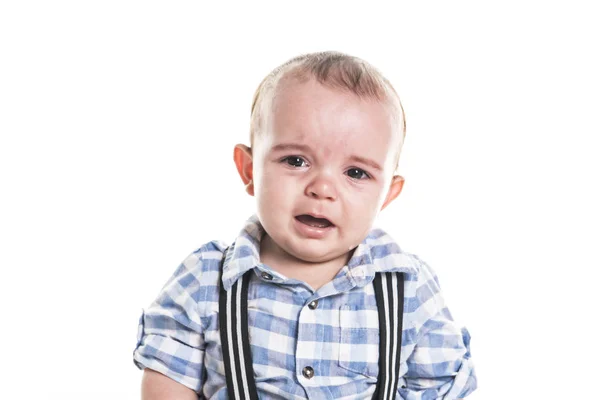 Плачущий мальчик изолирован на белом — стоковое фото