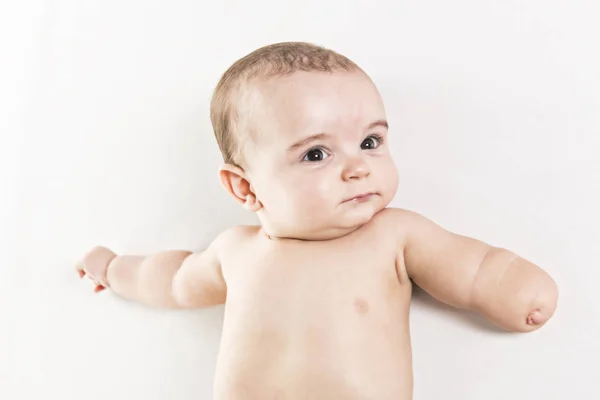 Una mano Baby boy retrato sobre fondo blanco yacía — Foto de Stock