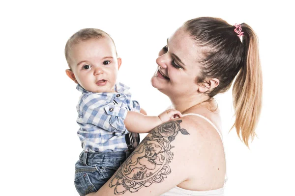 Mãe feliz com seu bebê em um fundo branco — Fotografia de Stock