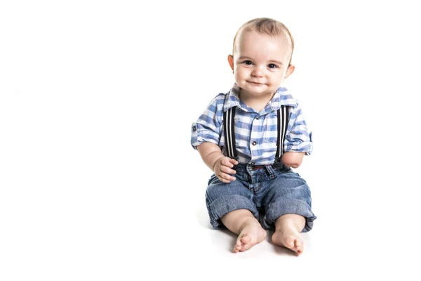 Schattige babyjongen met één hand op witte achtergrond — Stockfoto