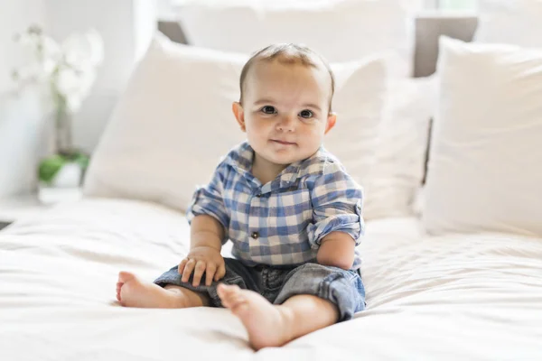 Adorable bébé garçon dans la chambre blanche le matin — Photo