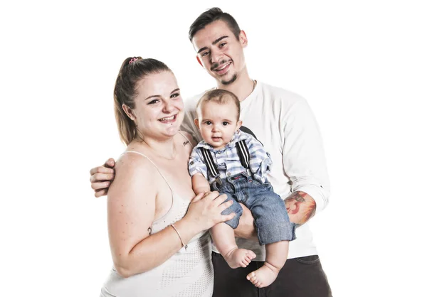 Porträtt av den lyckliga familjen med baby pojke stående på vit bakgrund. — Stockfoto
