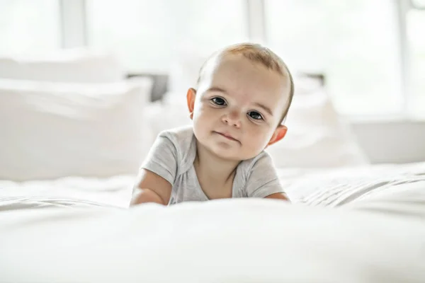 Adorable bébé garçon dans la chambre blanche le matin — Photo