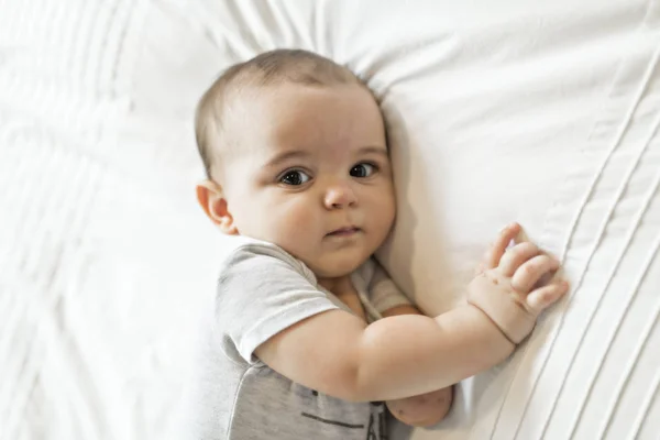 Adorable bebé en el dormitorio blanco por la mañana — Foto de Stock