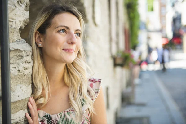 Móda žena portrét mladé docela módní dívka pózuje na ulici quebec city — Stock fotografie