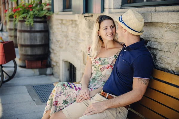 Outdoor lifestyle portret van jonge paar verliefd in de oude stad — Stockfoto