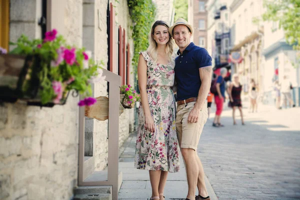 Style de vie en plein air portrait de jeune couple amoureux dans la vieille ville — Photo