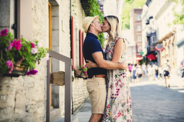Outdoor lifestyle portrait of young couple in love in old town — Stock Photo, Image