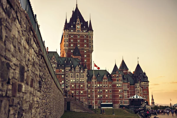 Frontenac hrad v Old Quebec City v krásný východ slunce světlo — Stock fotografie