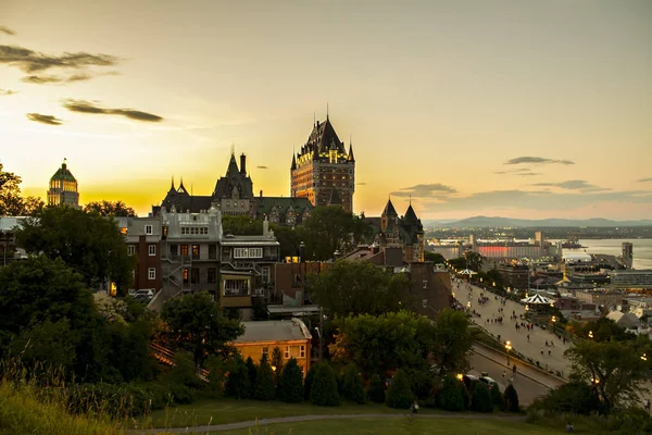 Castillo Frontenac en la Ciudad Vieja de Quebec en la hermosa luz del amanecer — Foto de Stock