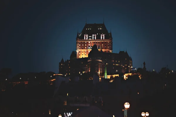 Castillo Frontenac en la Ciudad Vieja de Quebec en la hermosa luz — Foto de Stock