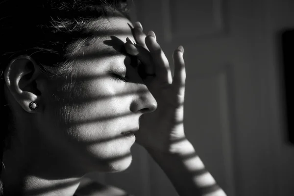 Deprimida jovem mulher perto da janela em casa, close-up — Fotografia de Stock