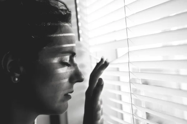 Депрессивная молодая женщина у окна дома, крупный план — стоковое фото