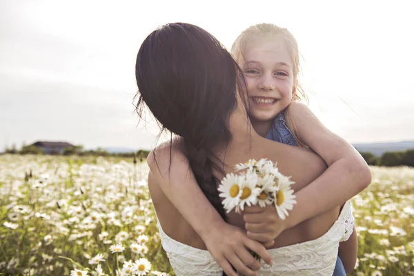 Mutter verbringt Zeit mit Tochter während des Sonnenuntergangs. — Stockfoto