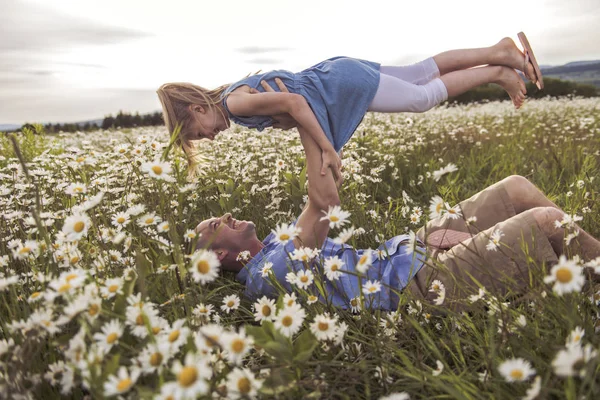 Fadern Umgås Med Dotter Solnedgången — Stockfoto