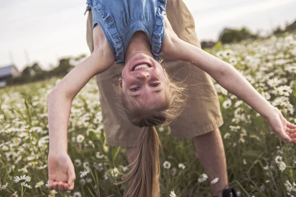 Retrato de la pequeña rubia feliz jugando al revés — Foto de Stock