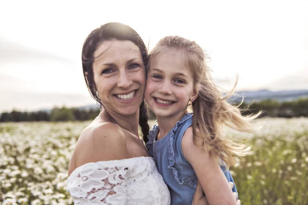 Mutter verbringt Zeit mit Tochter während des Sonnenuntergangs. — Stockfoto