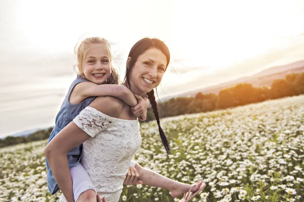 Mutter verbringt Zeit mit Tochter während des Sonnenuntergangs. — Stockfoto