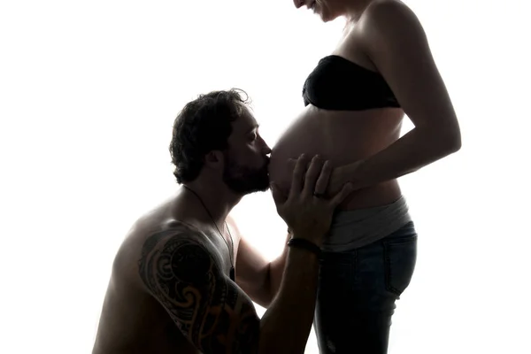 Contra o retrato de luz de casal grávida — Fotografia de Stock