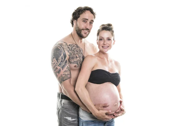 Молодая беременная женщина с мужем, изолированным на белом — стоковое фото