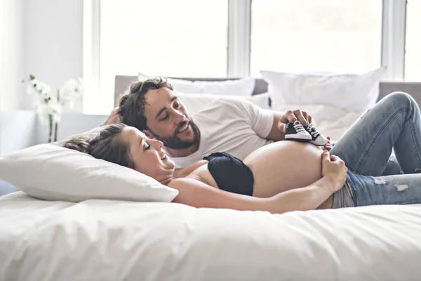 Man met zwangere vrouw in bed hebben thuis geweldige tijd — Stockfoto
