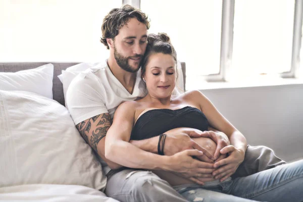 Homem com mulher grávida na cama em casa tendo grande momento — Fotografia de Stock