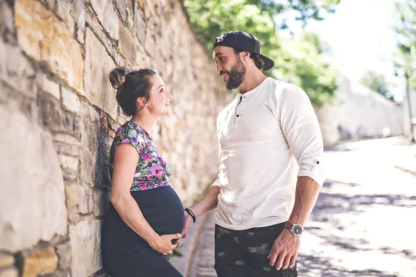 Портрет вагітної пари зовні в околицях — стокове фото