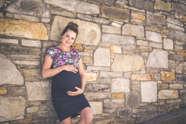 Retrato de una mujer embarazada feliz y orgullosa sobre fondo urbano —  Fotos de Stock