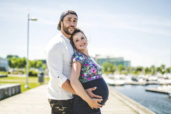 Retrato de casal grávida fora no bairro — Fotografia de Stock