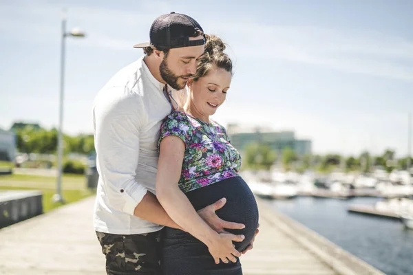 Retrato de casal grávida fora no bairro — Fotografia de Stock